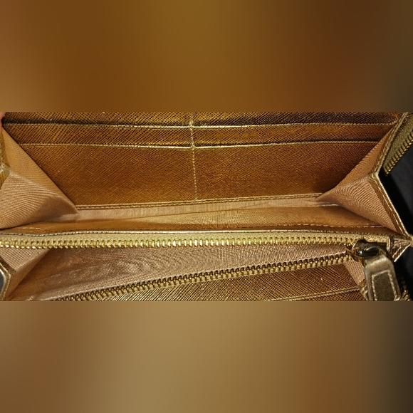 Salvatore Ferragamo EUC marbled gold zip around wallet - Picture 6 of 9